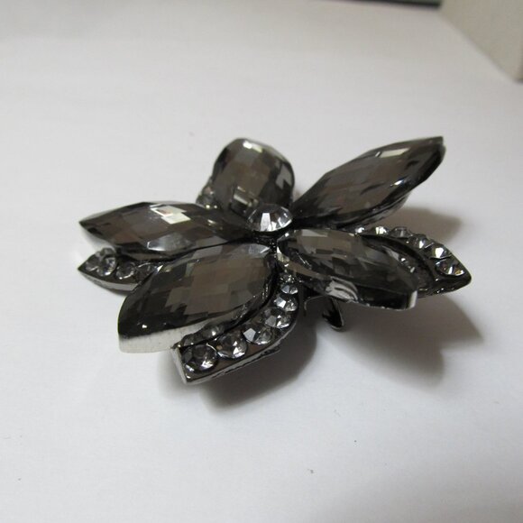 Beautiful Rhinestone Flower Brooch Layered 2.50" Pale Mauve Gun Metal Tone - Picture 3 of 7
